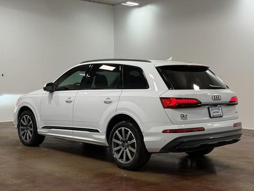 2023 Audi Q7 45 Premium Plus