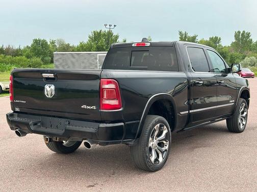 Diamond Black Crystal Pearlcoat 2022 RAM 1500 Limited