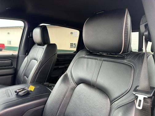 Diamond Black Crystal Pearlcoat 2022 RAM 1500 Limited