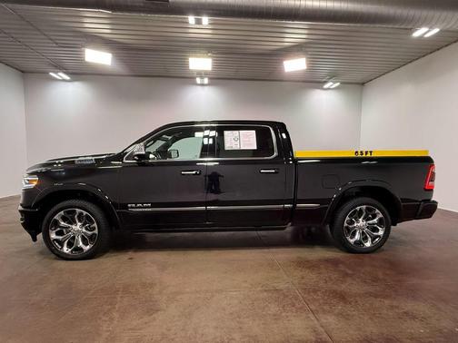 Diamond Black Crystal Pearlcoat 2022 RAM 1500 Limited