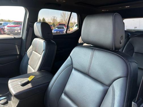 Iridescent Pearl Tricoat 2023 Chevrolet Traverse RS