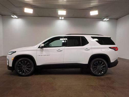 Iridescent Pearl Tricoat 2023 Chevrolet Traverse RS