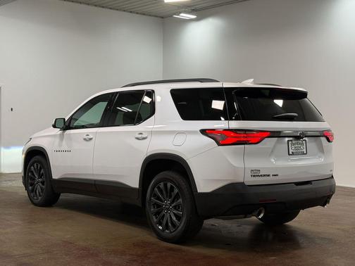 Iridescent Pearl Tricoat 2023 Chevrolet Traverse RS