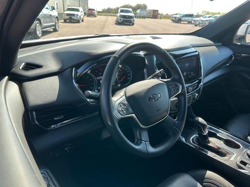 Iridescent Pearl Tricoat 2023 Chevrolet Traverse RS