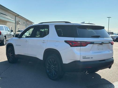 Iridescent Pearl Tricoat 2023 Chevrolet Traverse RS