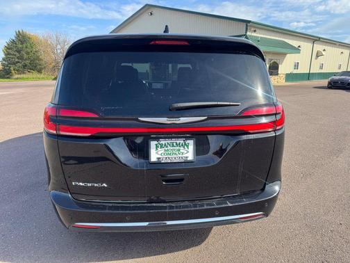 Diamond Black Crystal Pearlcoat 2025 Chrysler Pacifica L