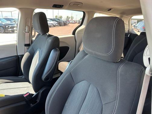Granite Crystal Metallic Clearcoat 2023 Chrysler Voyager LX