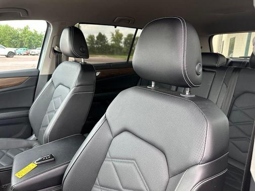 Pure Gray 2025 Volkswagen Atlas 2.0T SE w/Technology 4MOTION
