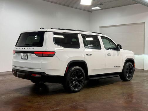 Bright White Clearcoat 2024 Jeep Wagoneer Series II Carbide