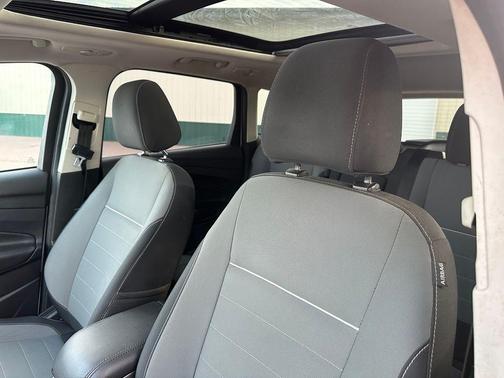 White Platinum 2014 Ford Escape SE