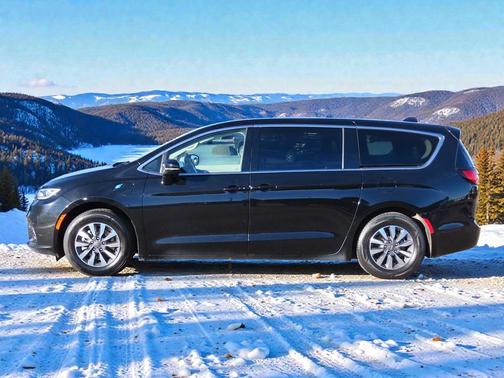 2024 Chrysler Pacifica Hybrid Select