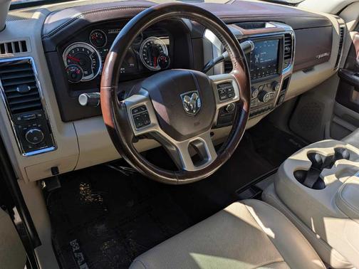 Brilliant Black Crystal Pearlcoat 2018 RAM 2500 Laramie