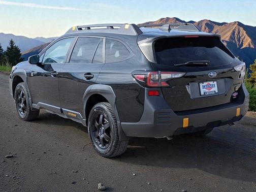 Crystal Black Silica 2023 Subaru Outback Wilderness