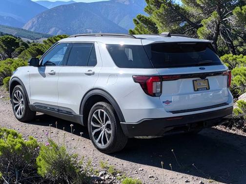 Star White 2025 Ford Explorer ST-Line