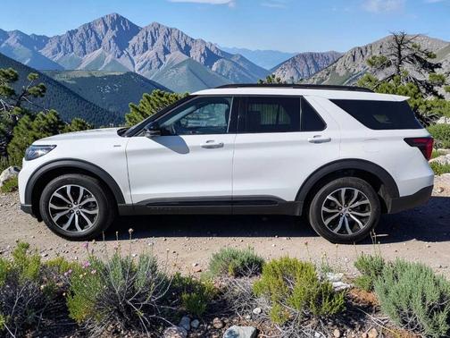 Star White 2025 Ford Explorer ST-Line