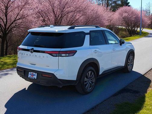 2025 Nissan Pathfinder SV