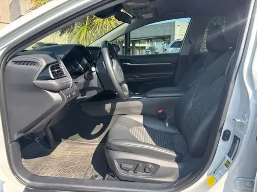 Ice 2023 Toyota Camry SE