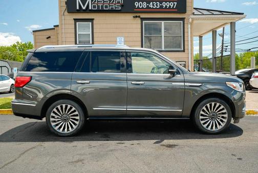 Gray 2018 Lincoln Navigator Reserve