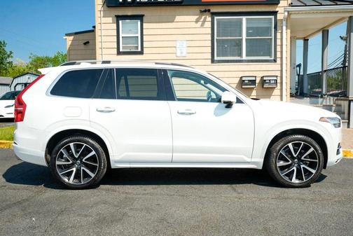White 2019 Volvo XC90 T6 Momentum