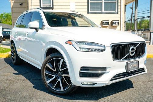 White 2019 Volvo XC90 T6 Momentum