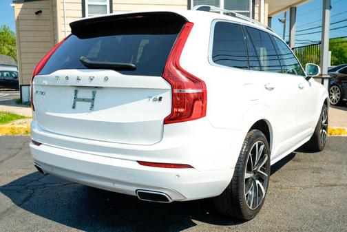 White 2019 Volvo XC90 T6 Momentum