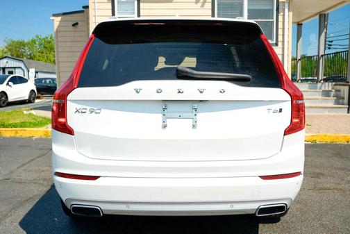 White 2019 Volvo XC90 T6 Momentum
