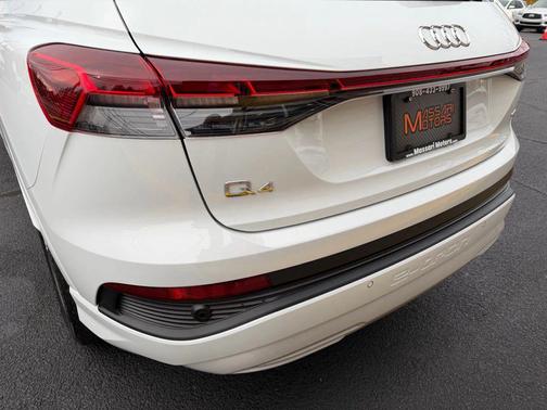 2022 Audi e-tron Premium Plus