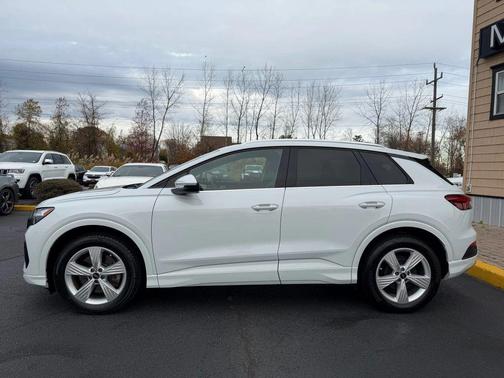 2022 Audi e-tron Premium Plus