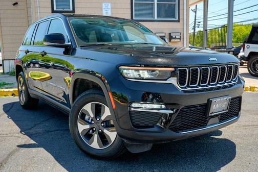 Diamond Black Crystal Pearlcoat 2023 Jeep Grand Cherokee 4xe Base