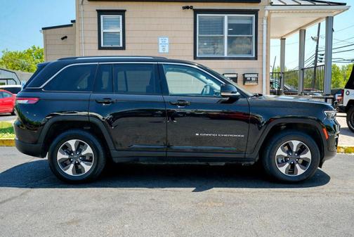 Diamond Black Crystal Pearlcoat 2023 Jeep Grand Cherokee 4xe Base