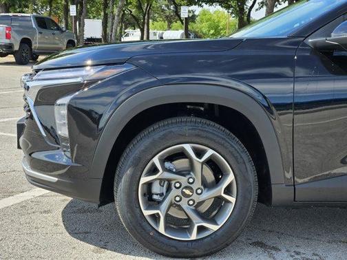 Mosaic Black Metallic 2026 Chevrolet Trax LT
