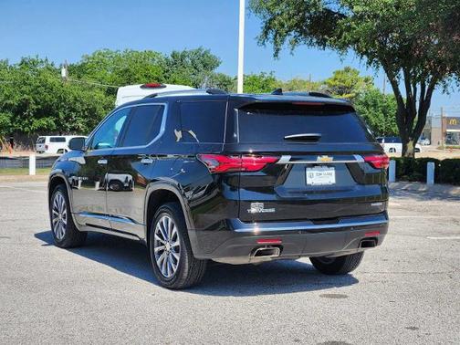 Mosaic Black Metallic 2023 Chevrolet Traverse Premier
