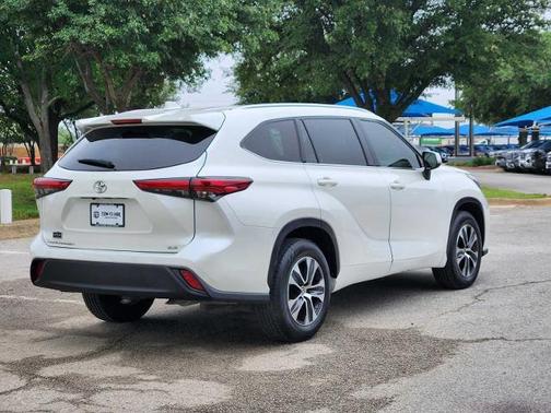 Blizzard Pearl 2021 Toyota Highlander XLE