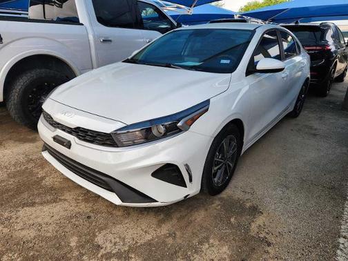 Snow White Pearl 2023 Kia Forte LXS