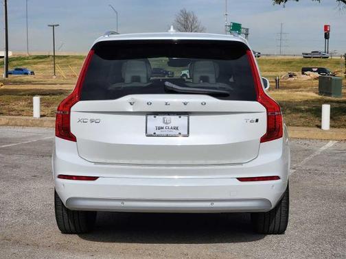 2022 Volvo XC90 T6 Momentum