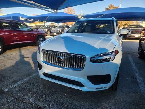 2022 Volvo XC90 T6 Momentum