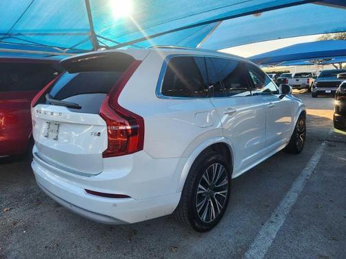 2022 Volvo XC90 T6 Momentum