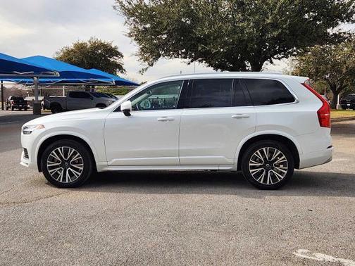 2022 Volvo XC90 T6 Momentum