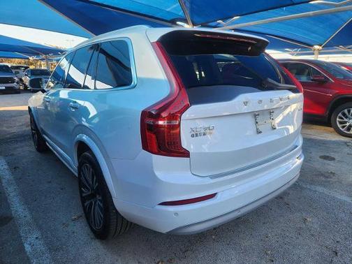 2022 Volvo XC90 T6 Momentum