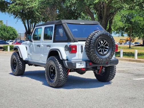 Bright White Clearcoat 2025 Jeep Wrangler Rubicon