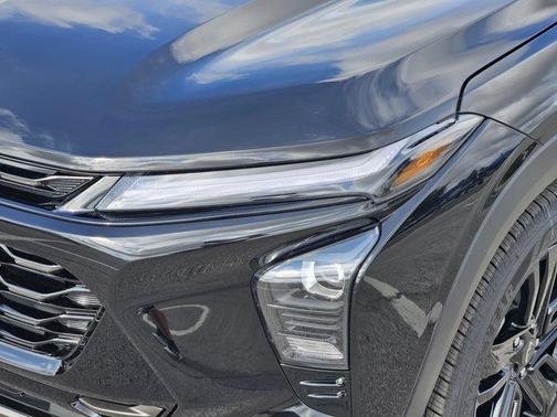 Mosaic Black Metallic 2026 Chevrolet Trax FWD ACTIV
