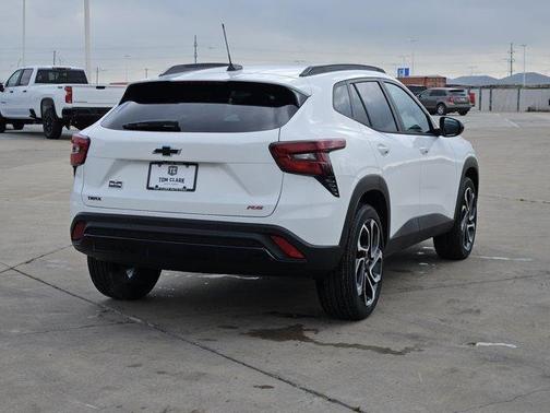 Summit White 2026 Chevrolet Trax FWD 2RS
