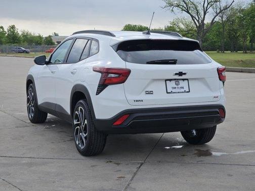 Summit White 2026 Chevrolet Trax FWD 2RS