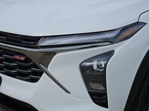 Summit White 2026 Chevrolet Trax FWD 2RS