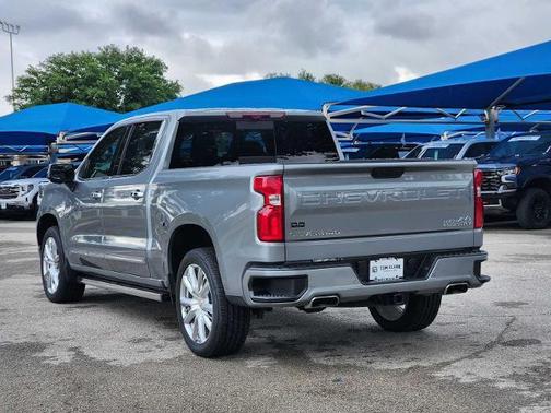 Sterling Gray Metallic 2024 Chevrolet Silverado 1500 High Country