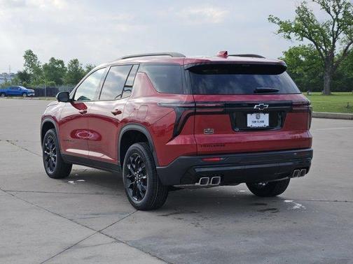Radiant Red Tintcoat 2026 Chevrolet Traverse LT