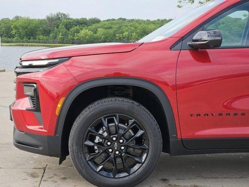 Radiant Red Tintcoat 2026 Chevrolet Traverse LT