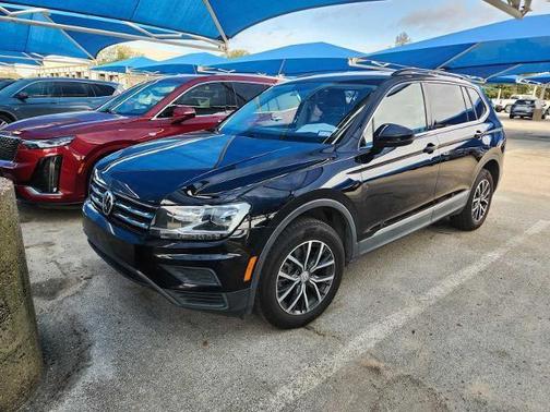 Deep Black Pearl 2020 Volkswagen Tiguan 2.0T SE