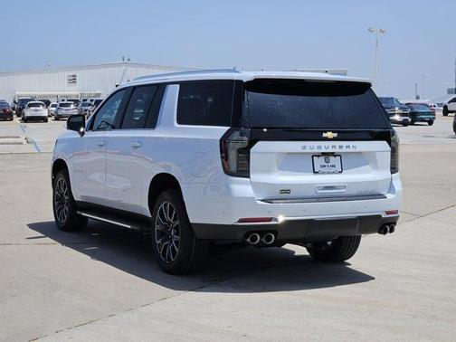 Polar White Tricoat 2026 Chevrolet Suburban Premier