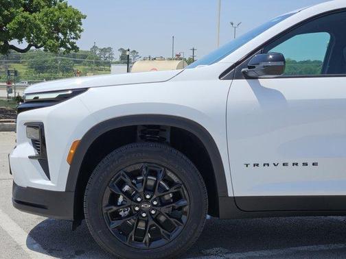 Summit White 2026 Chevrolet Traverse LT